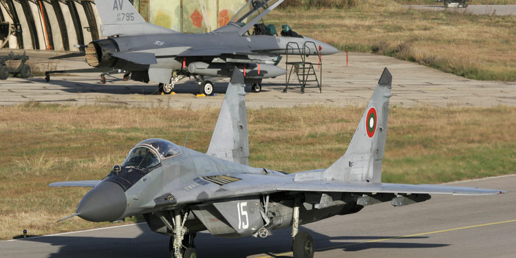 Caça Mikoyan-Gurevich MiG-29 Fulcrum da Força Aérea da Bulgária inicia o taxi com um F-16C da USAF ao fundo. (Foto: Ognyan Stefano / AirTeam Images, via JetPhotos)