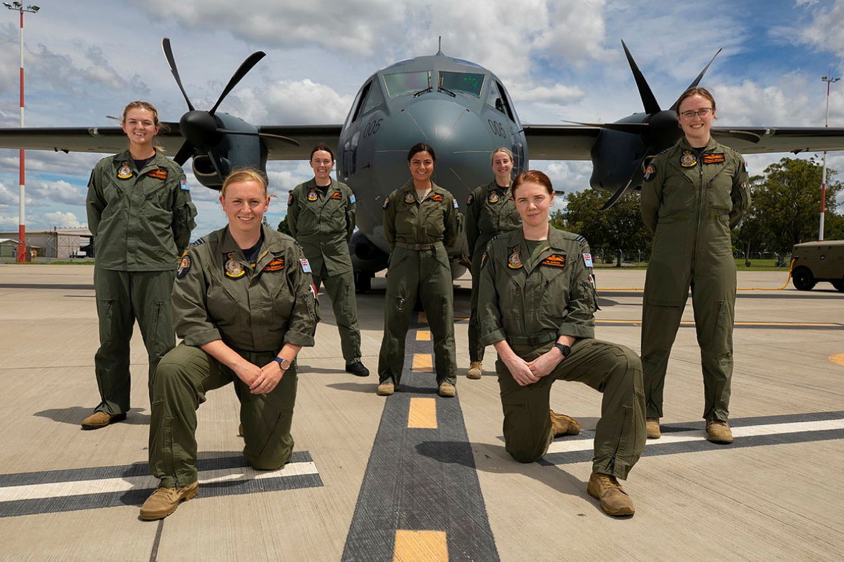 Tripulação feminina australiana faz história com voo em C-27J Spartan ...