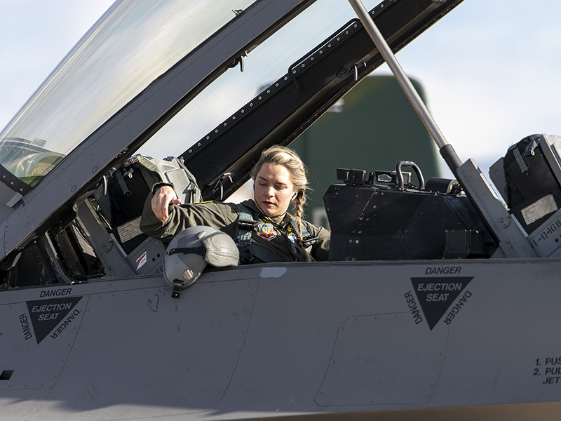 USAF Aimee ‘Rebel’ Fiedler, nova piloto do F16 Demo Team para temporada 2022 USAF Aimee ‘Rebel’ Fiedler, nova piloto do F16 Demo Team para temporada 2022