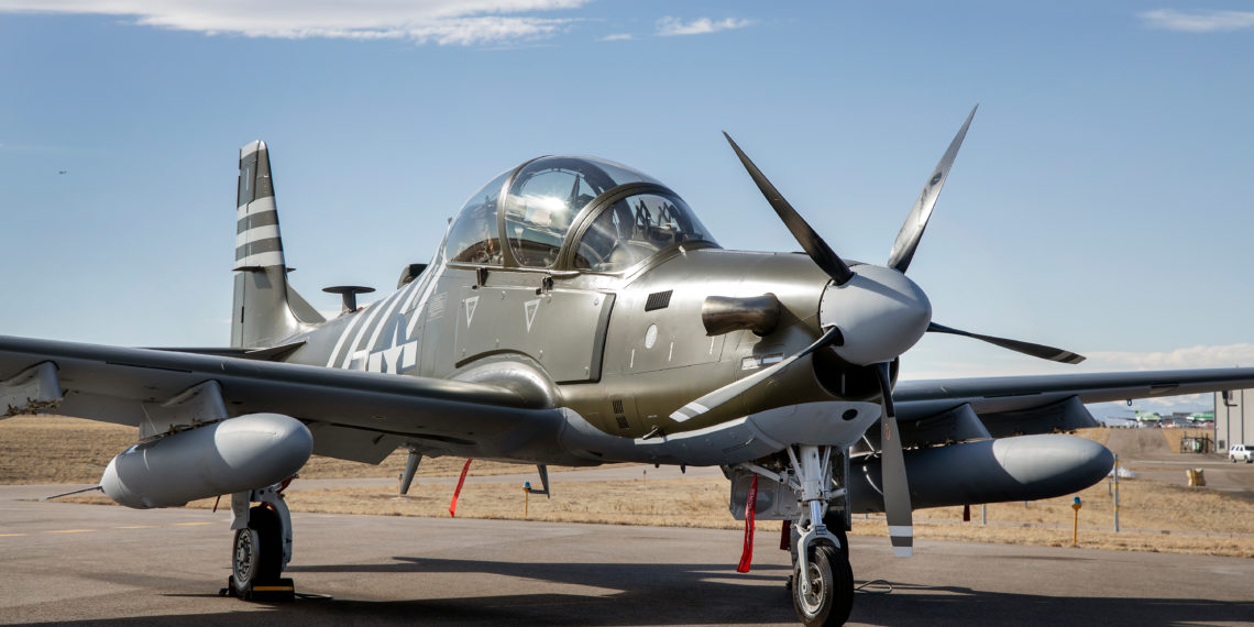 Uno de los tres A-29 presenta el icónico esquema de pintura de los aviones de combate de la Segunda Guerra Mundial, el P-51 Mustang y el P-47 Thunderbolt.