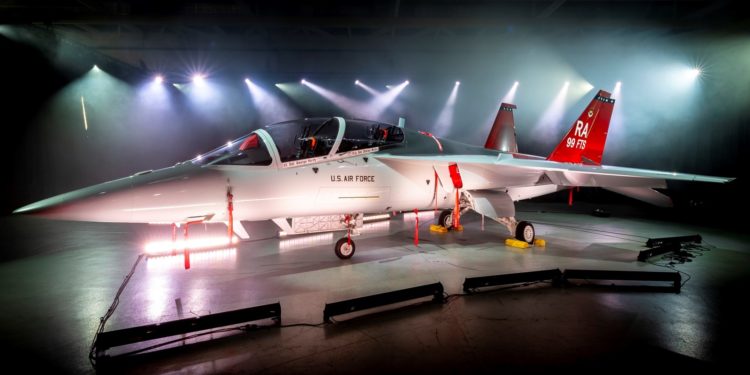 O primeiro treinador avançado T-7A Red Hawk saiu das instalações de produção em St. Louis, Missouri. (Foto: Boeing)