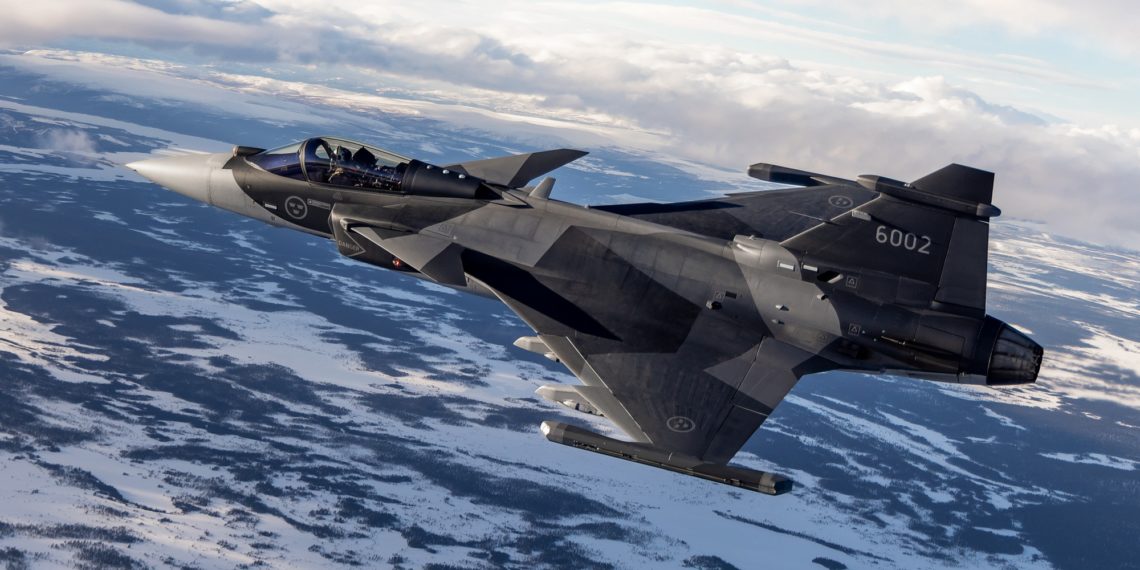 A Saab, que produz o caça Gripen, deve se beneficiar fortemente das decisões de quase todos os governos europeus de aumentar os gastos com defesa (Foto: Saab AB)
