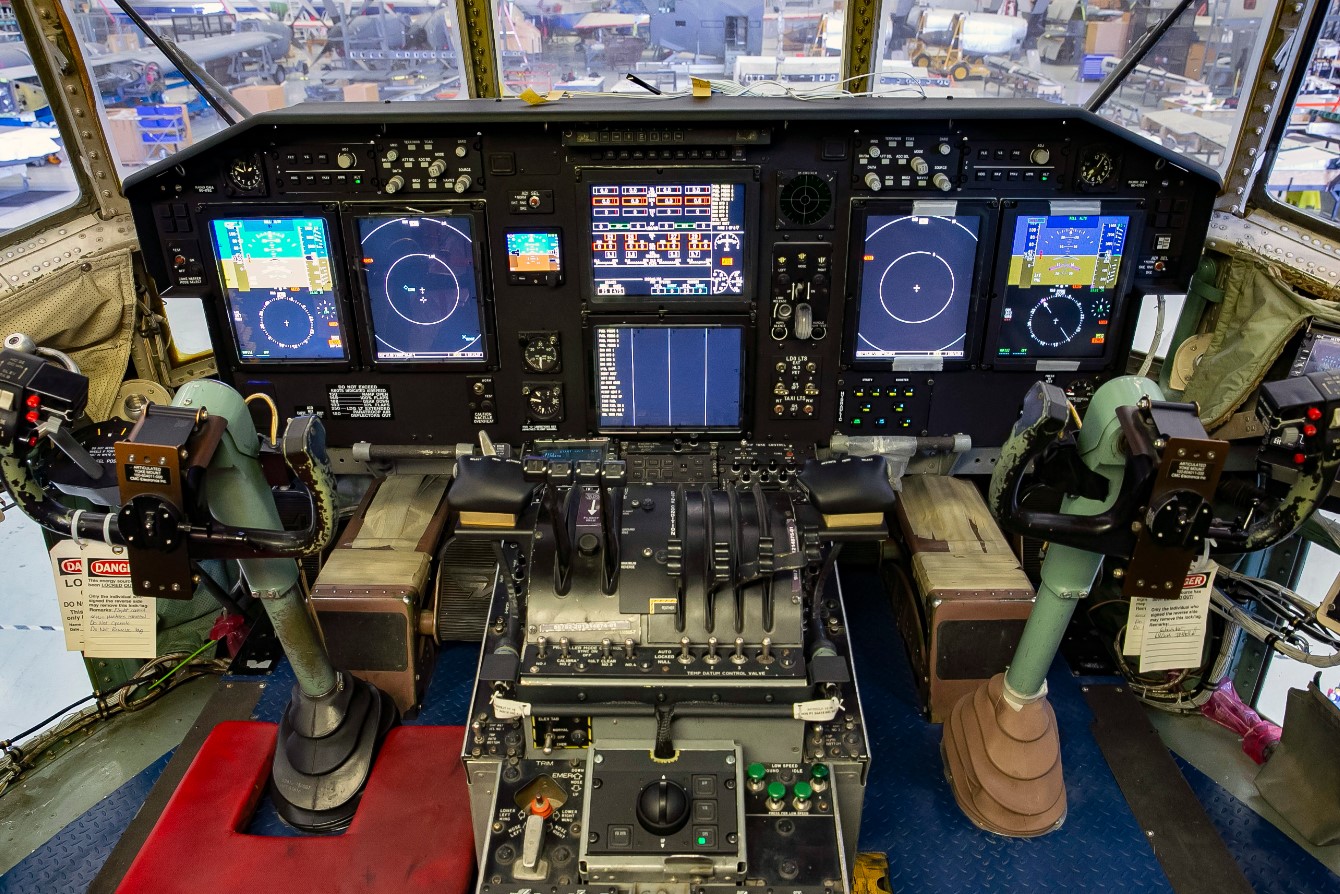 Força Aérea dos EUA prepara revisão de aviônicos para aeronaves C-130 mais  antigas