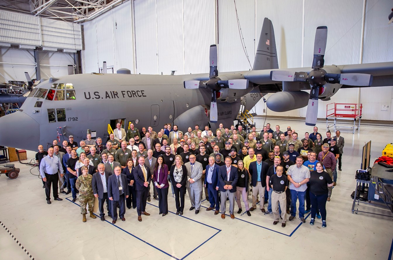 Força Aérea dos EUA prepara revisão de aviônicos para aeronaves C-130 mais  antigas