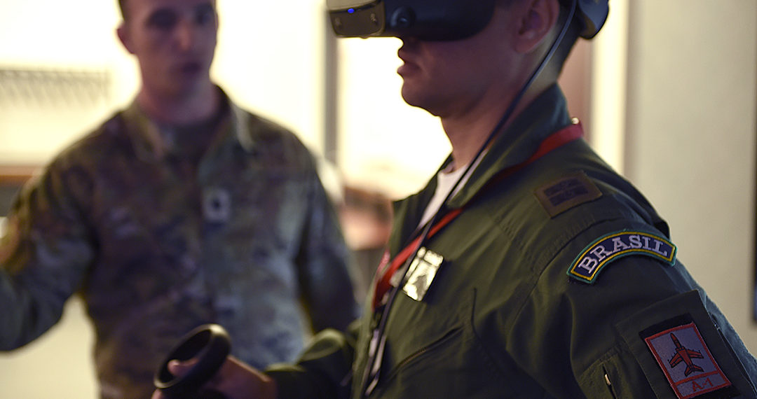 Miembros de la Fuerza Aérea Brasileña prueban tecnología de conciencia de dominio espacial el 7 de junio de 2022 en la Dirección de Información del Laboratorio de Investigación de la Fuerza Aérea en Roma, Nueva York.  (Foto: Fuerza Aérea de EE. UU. / Marc Denofio)