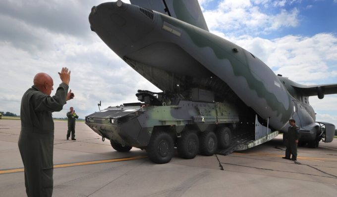 Embraer KC-390 é modificado para levar comitiva do Presidente Bolsonaro