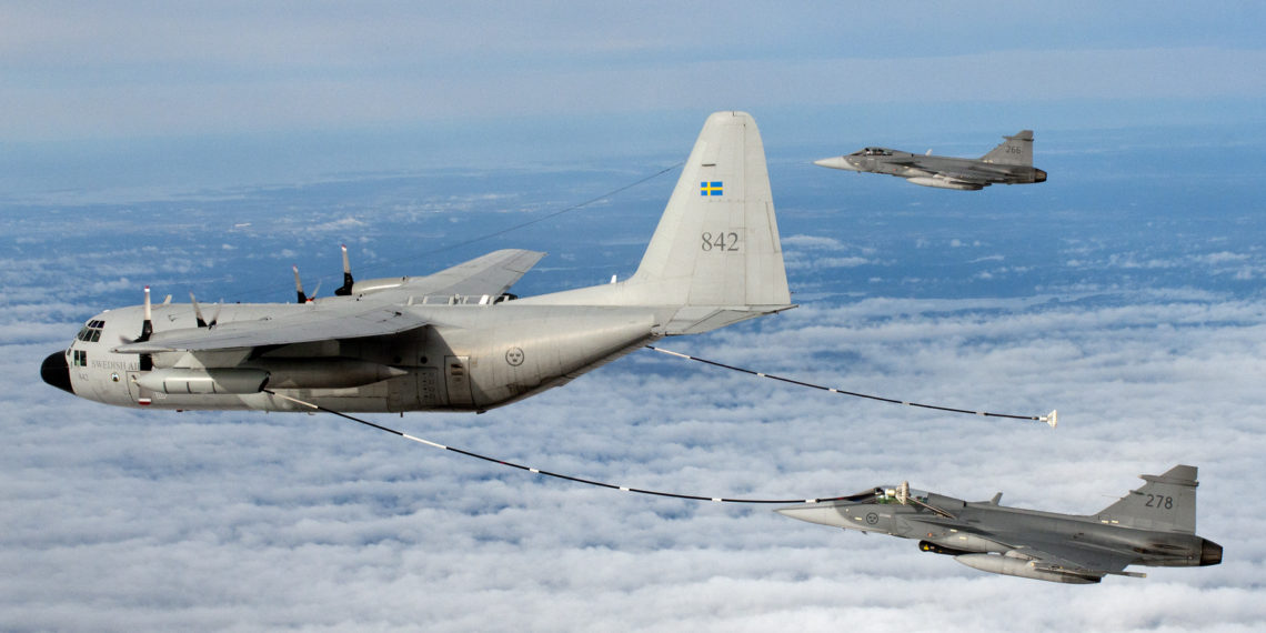 El avión Hércules KC-130H de la Fuerza Aérea Sueca reabastece dos aviones de combate JAS39 Gripen en vuelo.