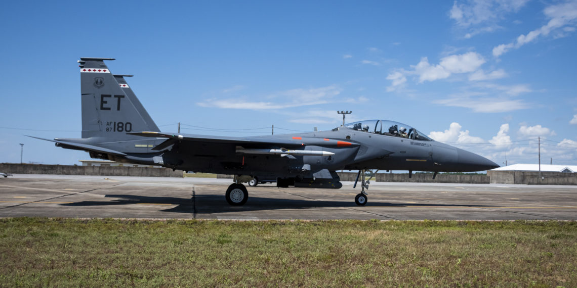 Un F-15E Strike Eagle se prepara para una misión de fuego real, donde la tripulación lanzará un AIM-120D3 utilizando hardware de misiles de producción desarrollado bajo el programa AMRAAM Form, Fit, Function Refresh.  (Foto: Fuerza Aérea de EE. UU. / 1.° Lindsey Heflin)