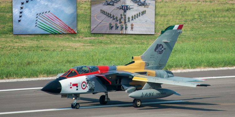Com a pintura especial deste Tornado a Força Aérea Italiana celebra os 40 anos do jato em serviço no país. (Foto: Aeronautica Militare)