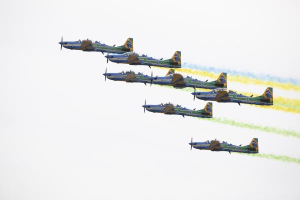 File:Aviões sobrevoam Brasília no desfile de 7 de setembro