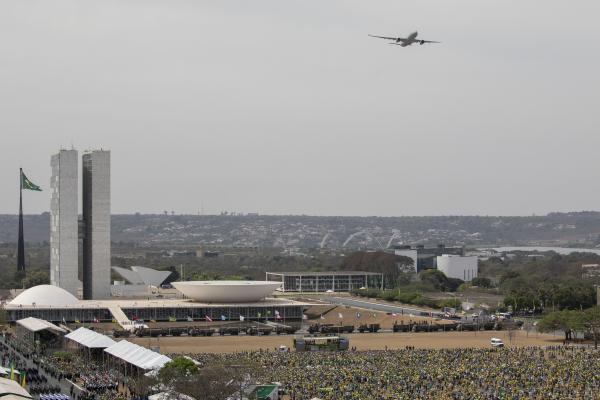 File:Aviões sobrevoam Brasília no desfile de 7 de setembro