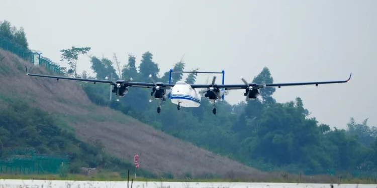 Scorpion D, Çin'in güneybatısındaki Sichuan eyaletinin Zigong şehrine ilk uçuşu sırasında indi, 25 Ekim 2022. (Fotoğraf: Tengden)