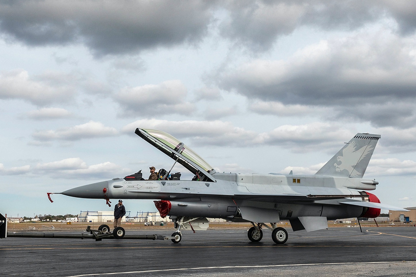 VÍDEO: Primeiro F-16 Block 70 emerge da nova fábrica da Lockheed Martin