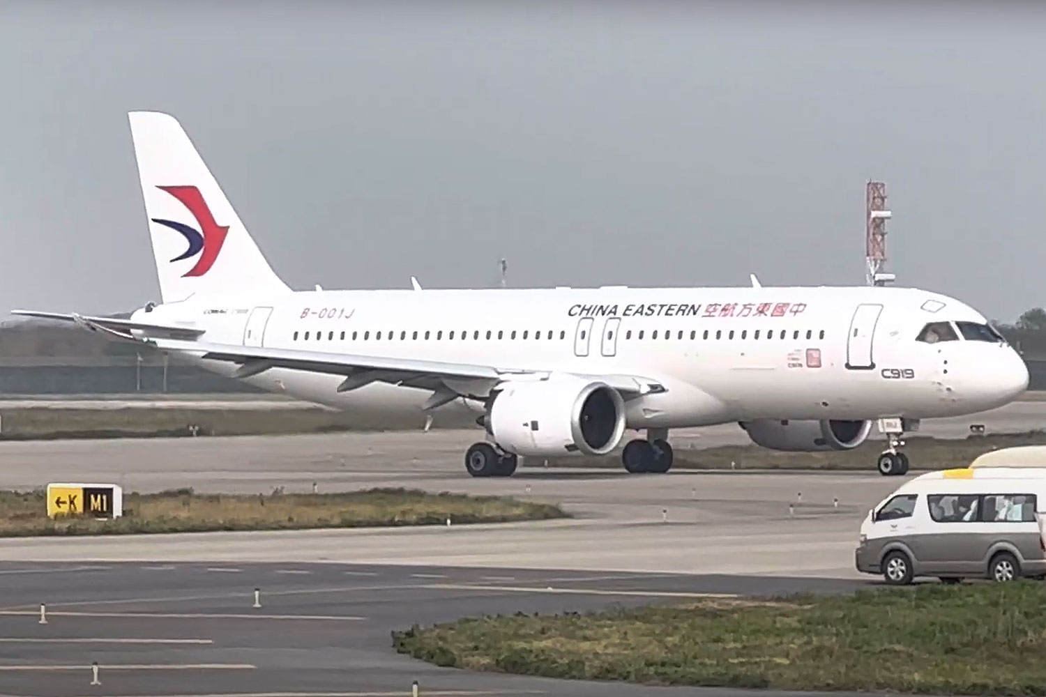 Jato C919 surge nas cores da China Eastern Airlines, com entrega prevista até o final deste ano