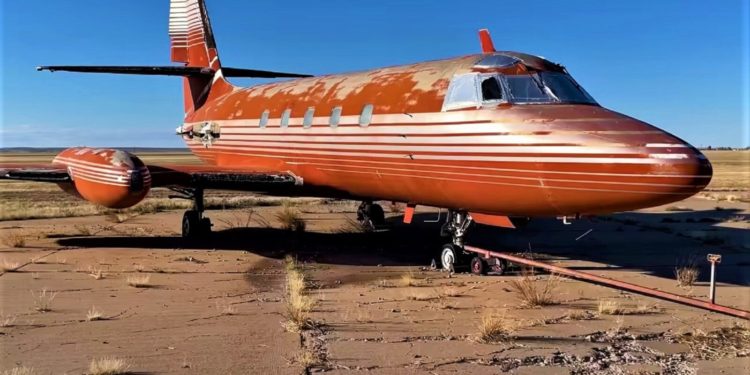 Enquanto um dos Lockheed JetStars anteriormente pertencentes a Elvis Presley foi restaurado e faz parte da coleção do museu da estrela em Memphis, Tennessee, outro está definhando no deserto do Novo México nas últimas décadas e está novamente em leilão. (Foto: Leilões Mecum)