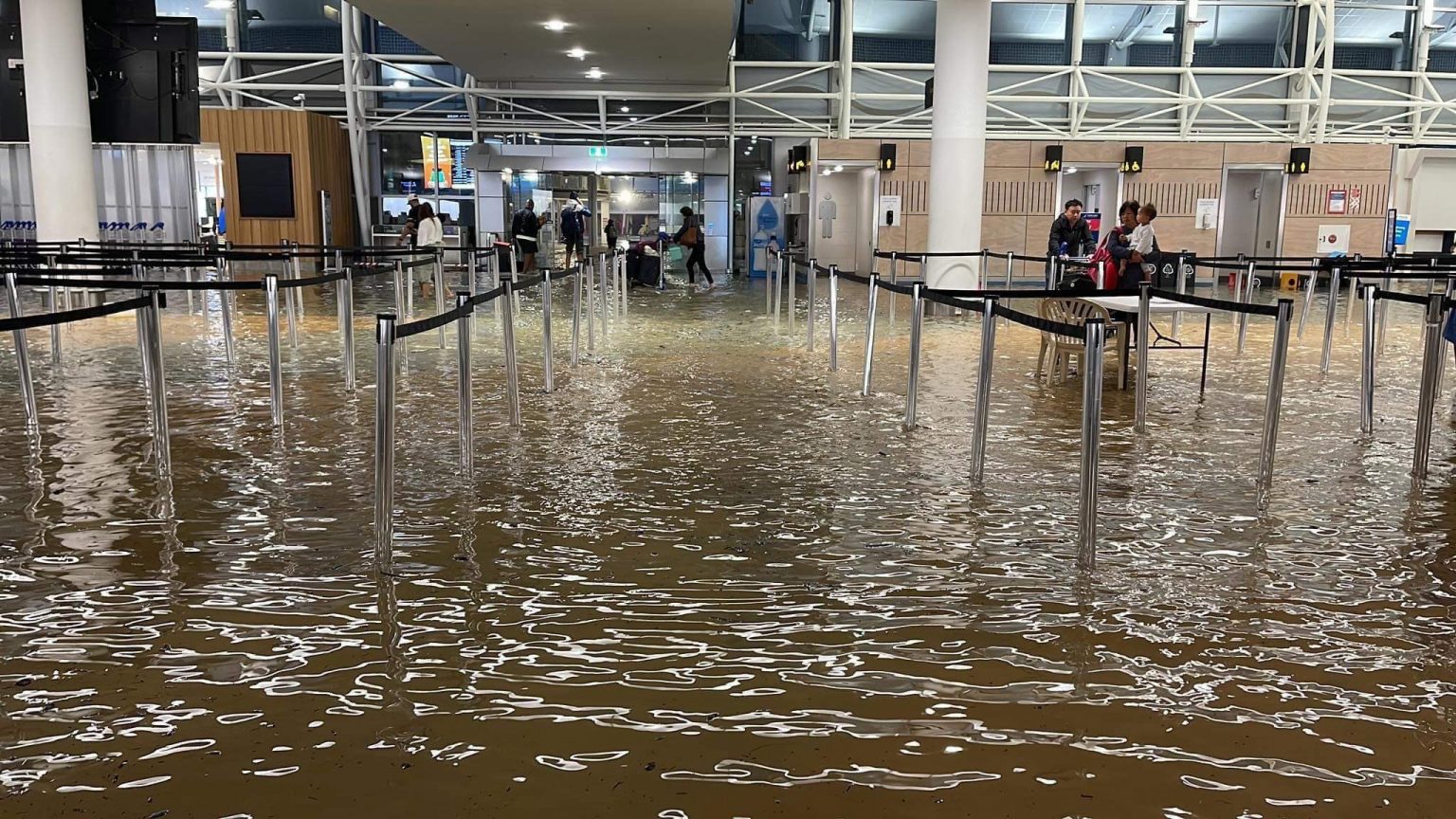 Com aeroporto inundado e fechado, Nova Zelândia declara estado de