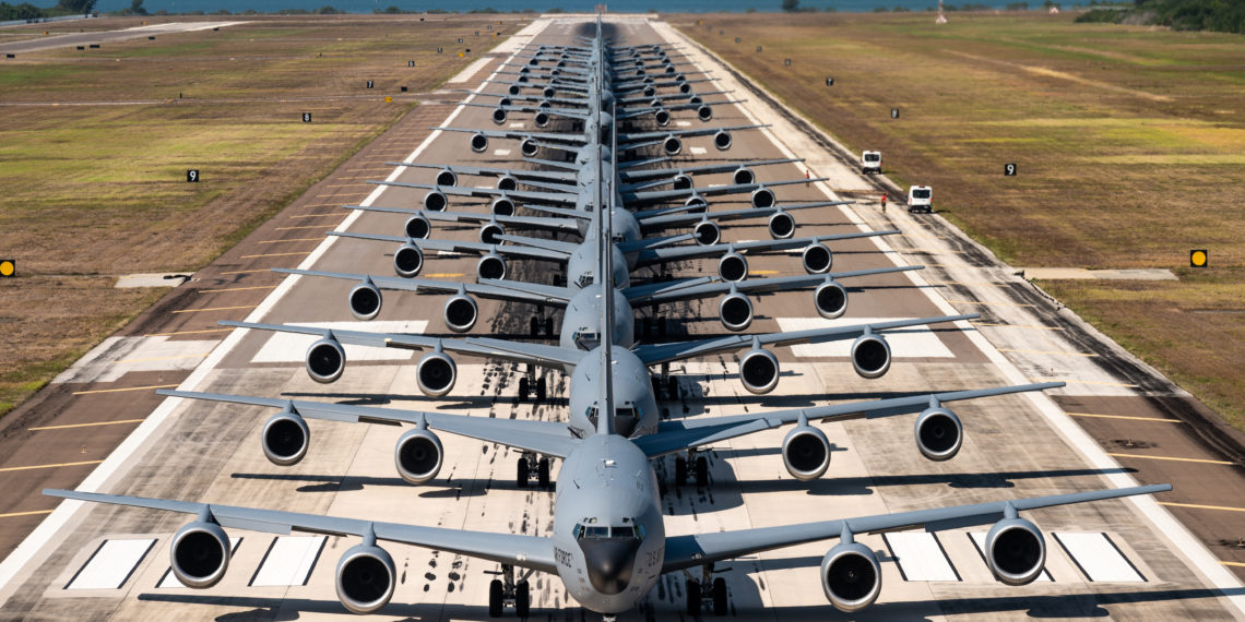 Aeronaves KC-135 Stratotanker da Força Aérea dos EUA designadas para as 6ª e 927ª Alas de Reabastecimento Aéreo participam da Operação Violent Storm em 26 de abril de 2023, na Base Aérea de MacDill, Flórida. (Foto: U.S. Air Force / Tech. Sgt. Alexander)