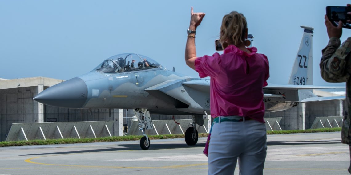 Cindy Wilsbach, esposa do general Ken Wilsbach, comandante das Forças Aéreas do Pacífico, acena para o marido e o capitão James
Armstrong, 67º Piloto do Esquadrão de Caça, de um voo em um F-15D Eagle designado para o 44º FS na Base Aérea de Kadena,
Japão, 17 de abril de 2023. (Foto: U.S. Air Force / Senior Airman Sebastian
Romawac)