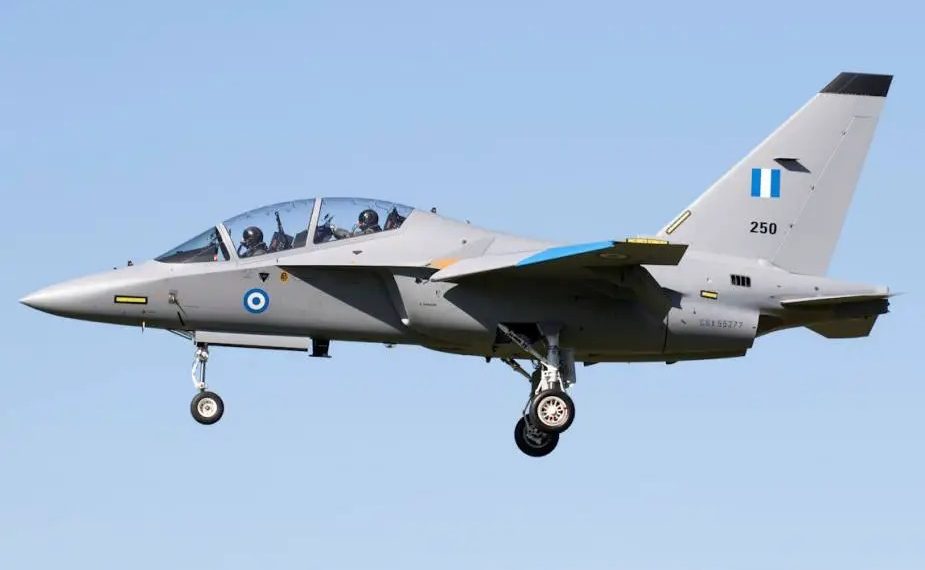 Em 3 de abril de 2023, a primeira das dez aeronaves Leonardo M-346B Master de treinamento avançado de caça (LIFT) encomendadas foi vista voando nas cores da HAF, Força Aérea Helênica. (Foto: Tiziano Capenti/aplace2land.com)