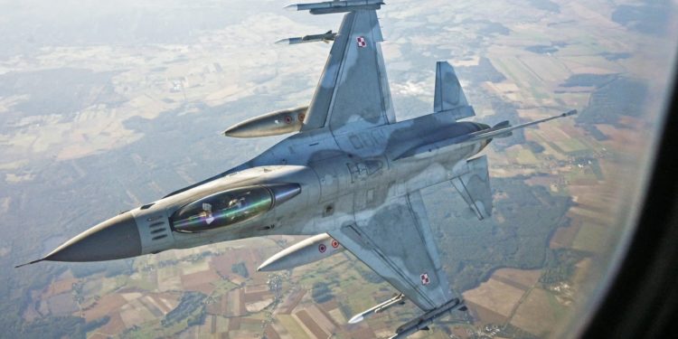 Caça F-16 da Força Aérea Polonesa. (Foto: Omar Marques/Getty Images)
