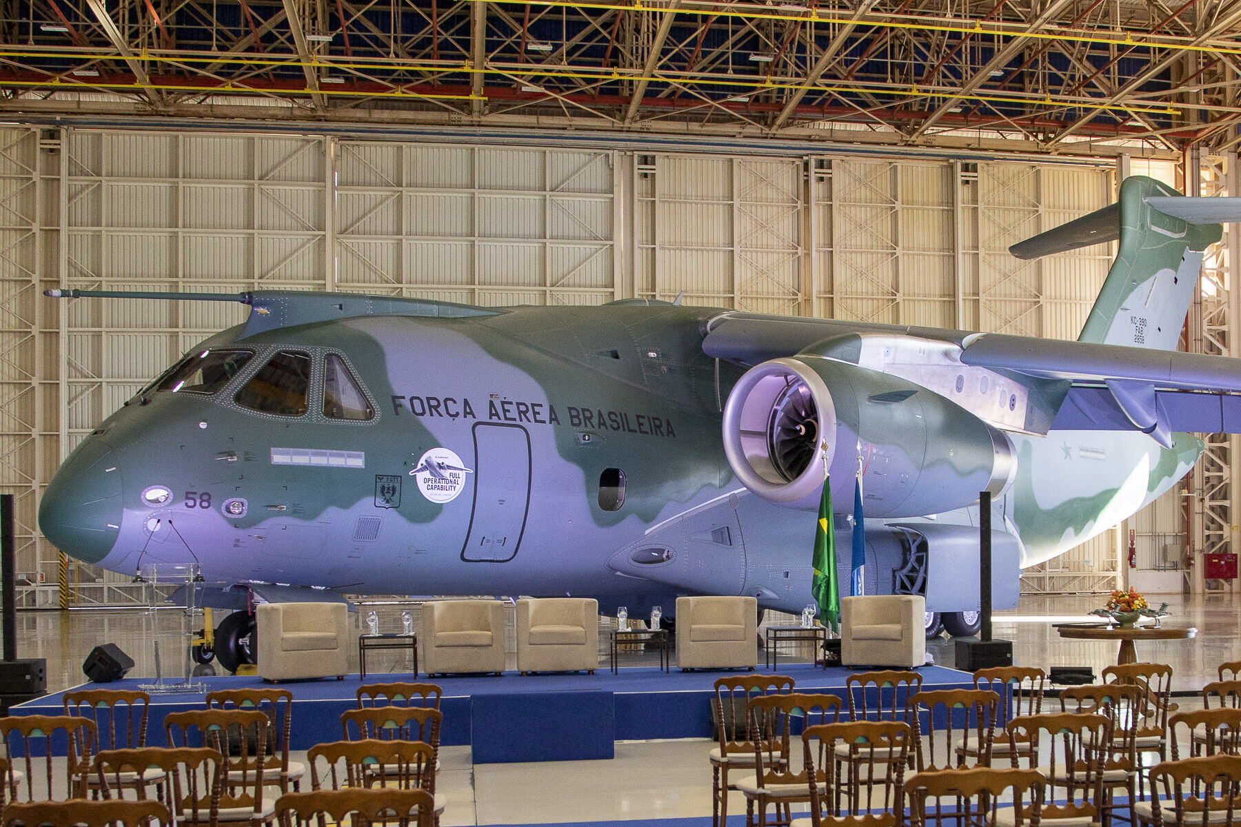 FAB recebe novo avião militar KC-390 – Via Comercial