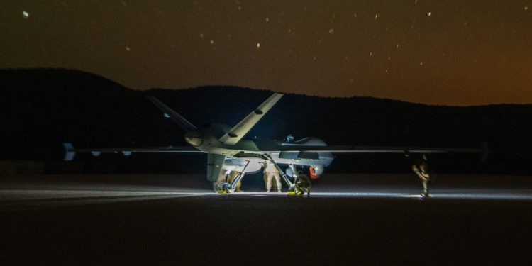 Un MQ-9 Reaper realiza el primer aterrizaje en una zona de aterrizaje terrestre durante un ejercicio de entrenamiento cerca de Fort Stockton, Texas, el 15 de junio de 2023. (Foto: US Air Force / Airman 1st Class Alysa Calvarese)