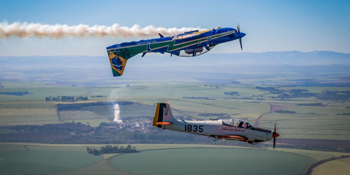 Aeronave A-29 Super Tucano pilotada por el Mayor Natalício en vuelo inverso, en el momento de la interceptación de la aeronave T-25 del Teniente Loures.