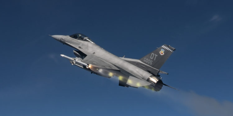Un F-16 dispara un AIM-120D-3 en el vuelo de prueba final requerido para la variante de misil, desarrollado bajo Form, Fit, Function Refresh, conocido como F3R.  (Foto: USAF)