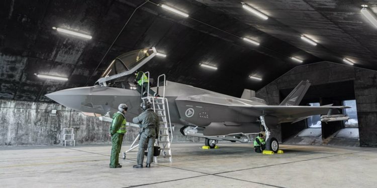 Mantenimiento de un caza F-35A de la Fuerza Aérea Noruega.  Noruega ha decidido construir una instalación nacional de mantenimiento de F-35 en su base de operaciones principal de F-35, pero continuará enviando sus aviones a la fábrica FACO de Italia en Cameri para someterse a un mantenimiento intensivo.  (Foto: Forsvaret)