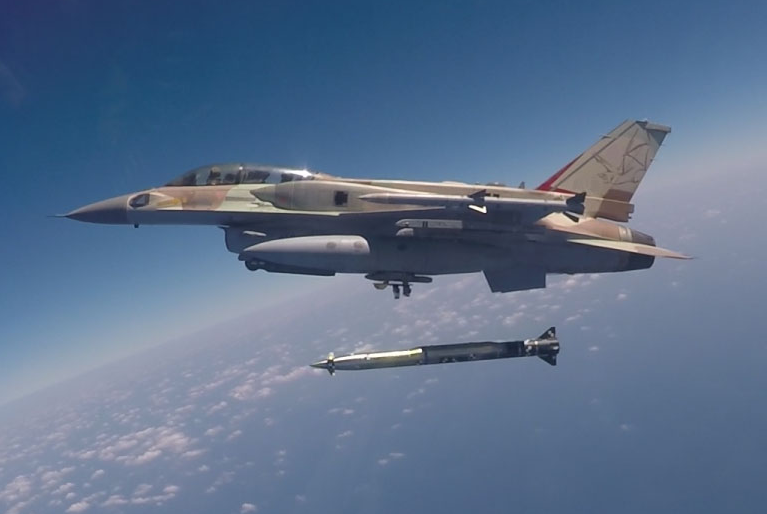 El caza IAF F-16 lanza un misil Rampage.