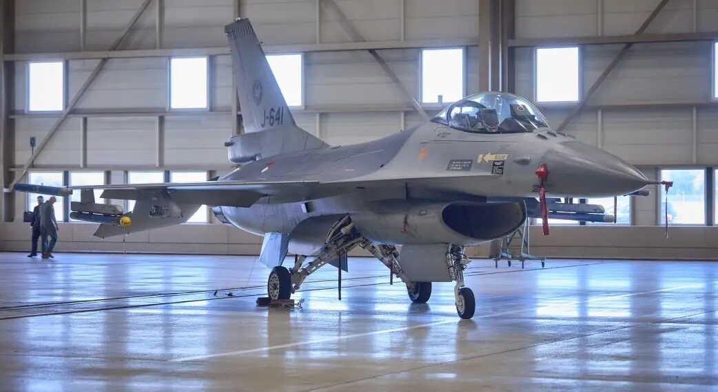 Caça F-16 holandês que está sendo preparado para envio para Ucrânia.