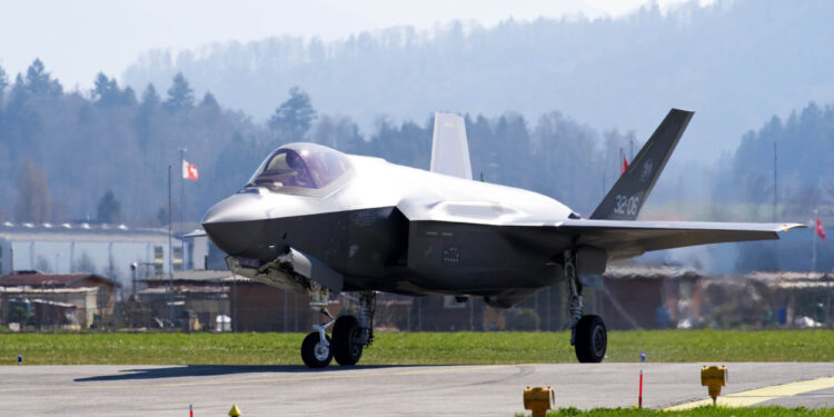 Un caza F-35A rueda en la pista de la base aérea de Payerne.  (Foto: Michael Derrer Fuchs / Shutterstock.com)