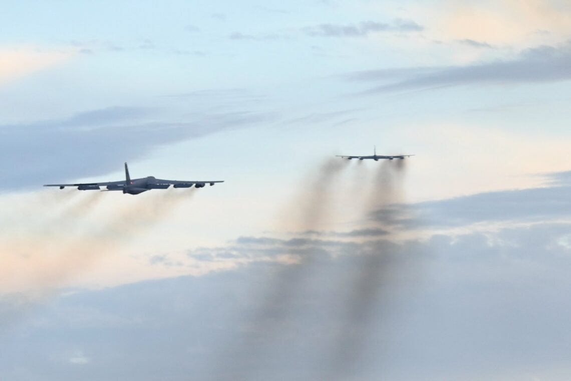 Bombardeiro B-52 Apoia Exercício Steadfast Noon Da OTAN Em Missão ...