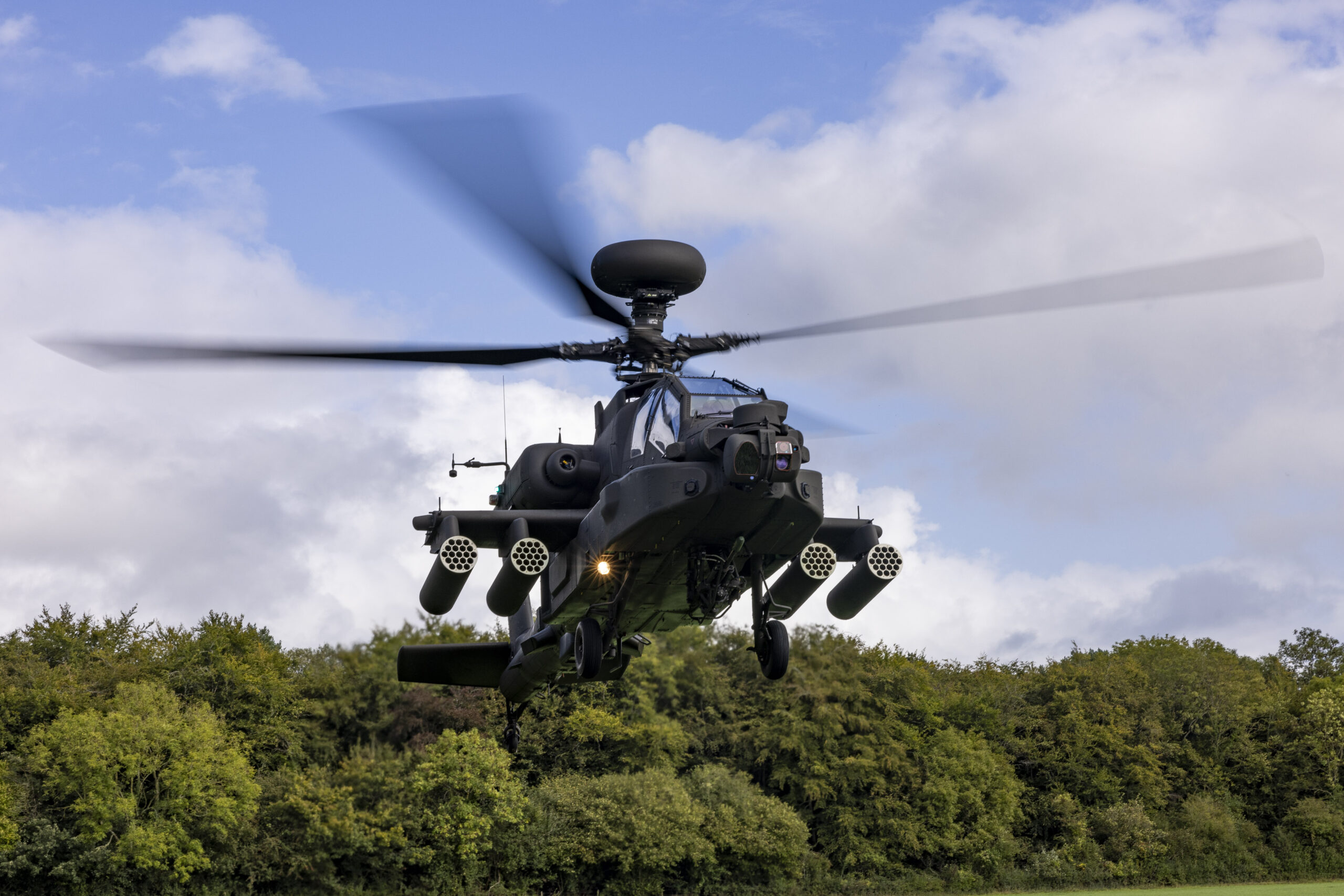 Novo helicóptero Apache do Exército Britânico passa no teste do campo ...