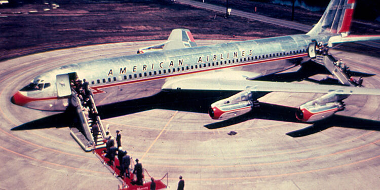 Boeing 707-123 N7501A, American Airlines Astrojet, Flagship Michigan, em Seattle. Este avião possui a mesma pintura Flagship California do N7503A. Foto Boeing.