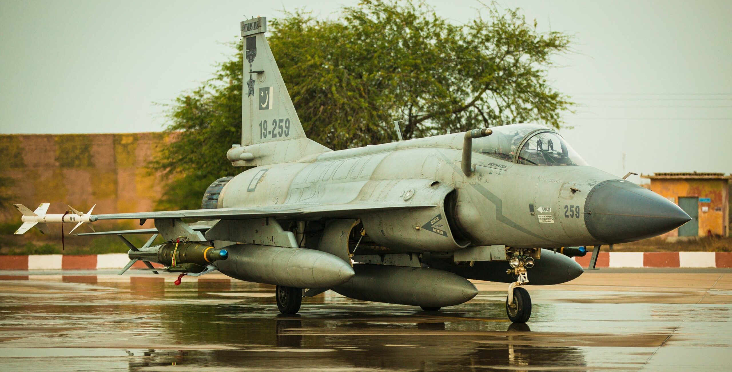 Jatos JF-17 paquistaneses bombardeiam alvos “terroristas” no Irã