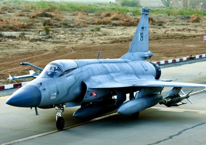 Jatos JF-17 paquistaneses bombardeiam alvos “terroristas” no Irã
