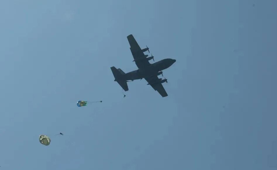 IMAGENS: Exército Brasileiro realiza último lançamento de paraquedistas a  partir do C-130 Hercules