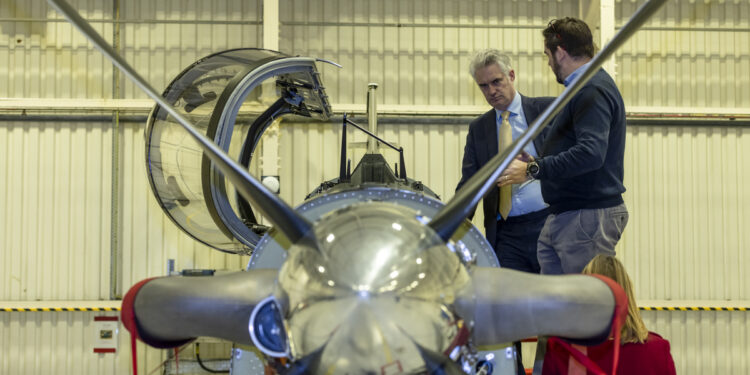 El Ministro de Adquisiciones de Defensa, James Cartlidge, revisa la inversión gastada en RAF Valley y el entrenamiento de aviones rápidos. (Foto: Real Fuerza Aérea del Reino Unido)