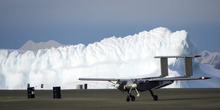 Carreras de viento ULTRA UAV frente a acantilados de hielo en la Estación de Investigación Rothera. (Foto: Windracers y British Antártida Survey)