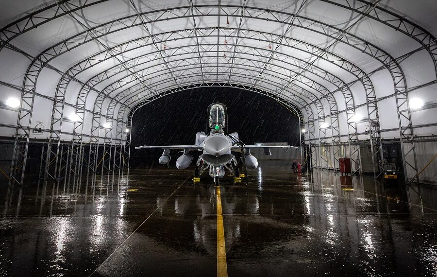 Se completan las comprobaciones previas al vuelo del caza monoplaza F-16 Block 70 de Bahrein en preparación para su vuelo de transferencia desde las instalaciones de Lockheed Martin en Greenville, Carolina del Sur, el miércoles.