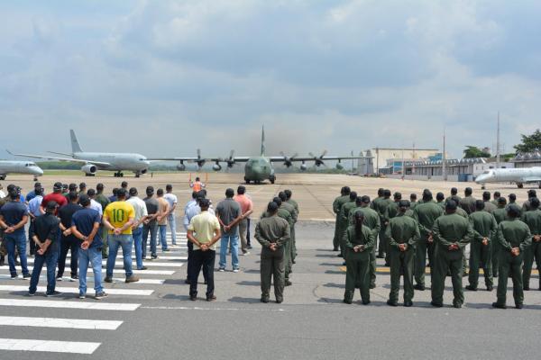 Cavok Brasil on Instagram: Aeronaves F-5 e C-130 Hércules após o  Reabastecimento em Voo (REVO) durante o deslocamento par… em 2024