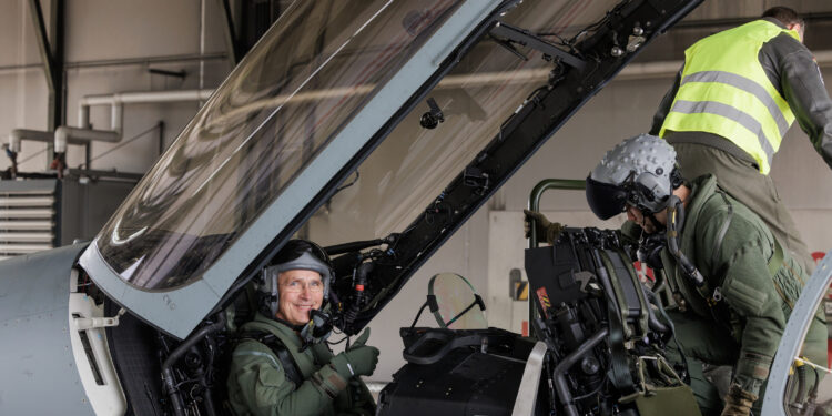 O secretário-geral da OTAN, Jens Stoltenberg, visitou a 73 Tactical Air Wing em Laage, Mecklemburgo-Pomerânia Ocidental e se prepara para um voo em um Eurofighter.