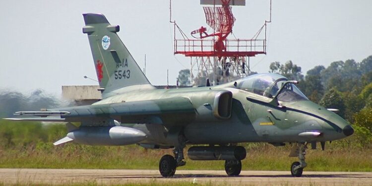 Jato A-1A taxia na Base Aérea de Santa Maria. (Foto: Fernando Valduga / Cavok Brasil)