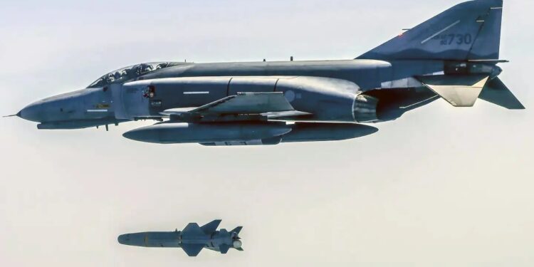 O caça a jato P-4E Phantom da Força Aérea ROK dispara um míssil ar-solo guiado com precisão AGM-142 “Popeye” durante seu último exercício de tiro real em 18 de abril de 2024. (Foto: ROKAF)
