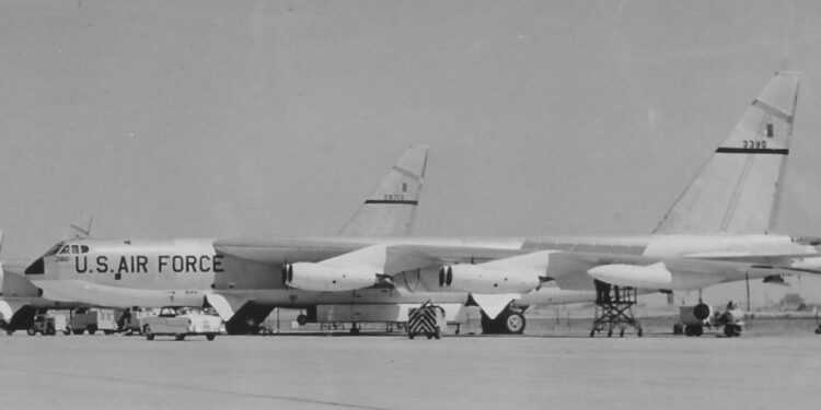 Boeing B-52B-30-BO Stratofortress 53-380. (Força aérea dos Estados Unidos)