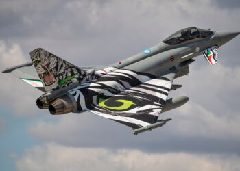 Um Eurofighter Typhoon da Força Aérea Italiana em pintura "Tiger". (Foto: Katsuhiko Tokunaga)