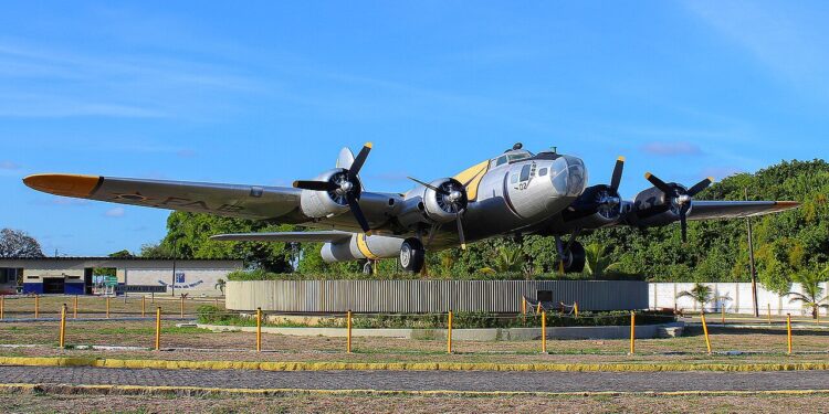 Boeing B-17G na entrada da então Base Aérea de Recife. (Foto: Alexandro Dias / Wikimedia Commons)