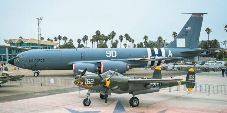 Um P-38 fica em exibição estática ao lado do KC-135 da 155ª Ala de Reabastecimento Aéreo com listras de invasão, em 22 de setembro de 2024, durante o Central Coast AirFest no Aeroporto de Santa Maria em Santa Maria, Califórnia. O esquema de pintura patrimonial do KC-135 homenageia Jim Kunkle, veterano do Corpo Aéreo do Exército dos EUA na Segunda Guerra Mundial. (Foto: U.S. Air National Guard / Staff Sgt. Alexander D. Schriner)