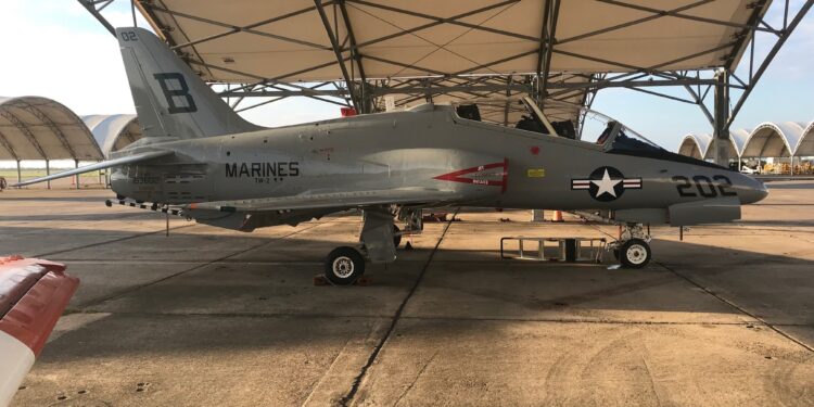 O T-45 “202” é a primeira aeronave da Ala Aérea de Treinamento 2 a adotar o novo revestimento cinza brilhante.